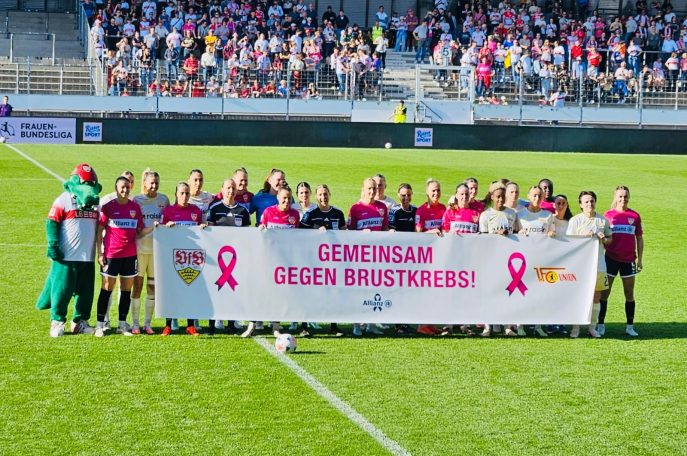Bild der Mannschaft mit dem BAnner gegen Brustkrebs